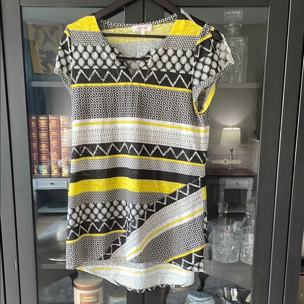 ♻️Stylish Women's Black and Yellow Patterned Top